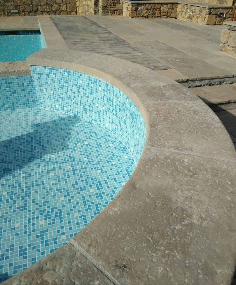 Margelle piscine extérieure pierre à l'ancienne