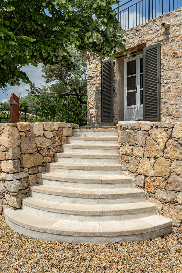 Escalier extérieur en pierre reconstituée